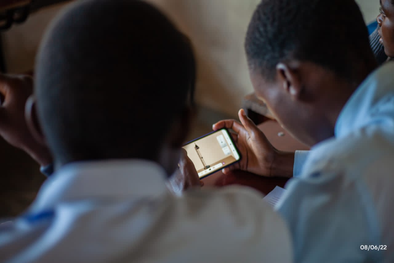 students using the milab app to conduct virtual experiments